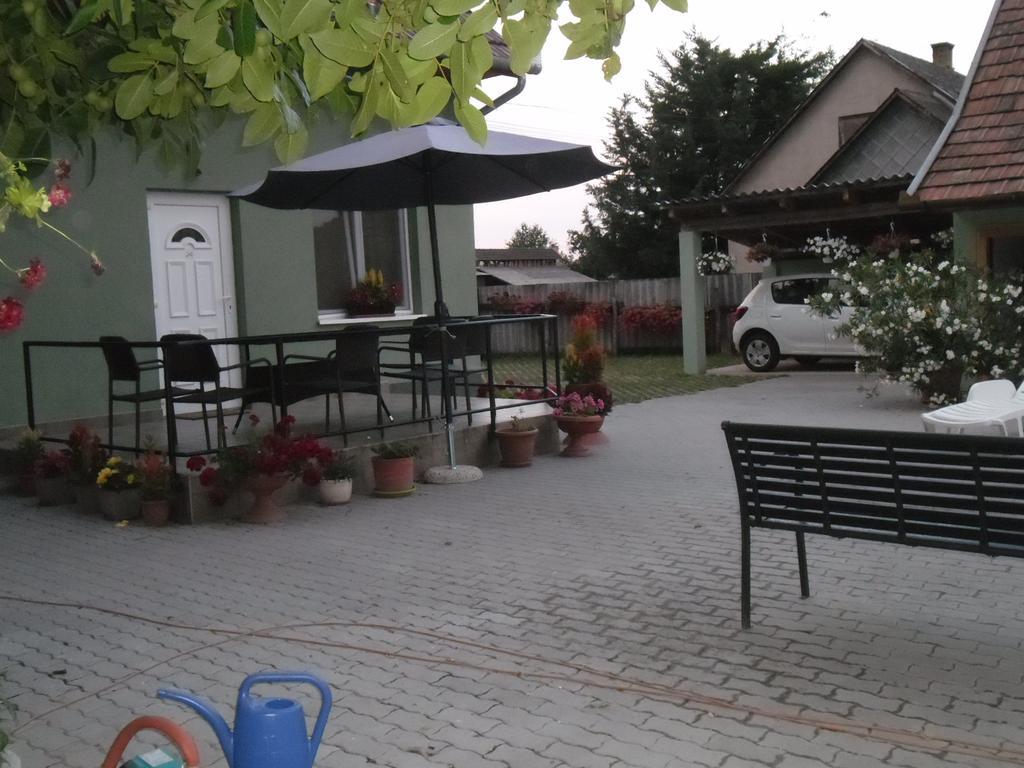Attila Vendégház Tápiószentmárton Exterior foto