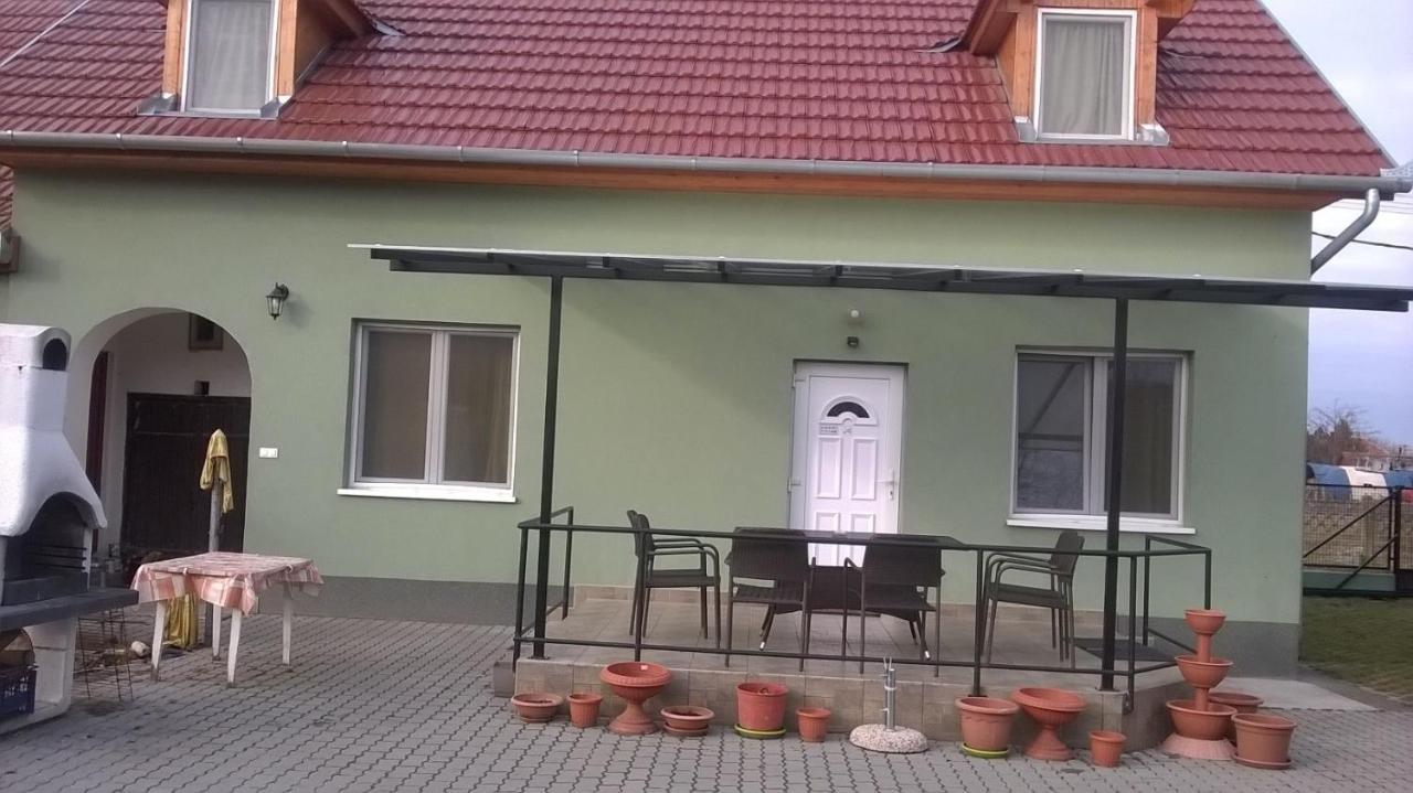 Attila Vendégház Tápiószentmárton Exterior foto